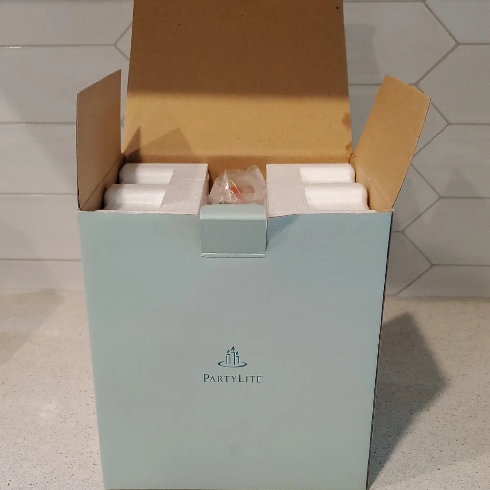 3 Leaf Candle Holders - Picture 2 of 3